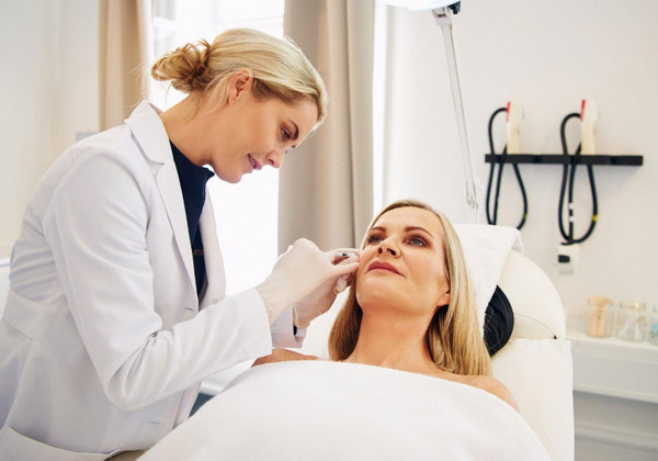 Tiêm filler bị sưng lâu không, khi nào cần nhập viện theo dõi