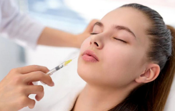 Cười không tự nhiên sau khi tiêm botox do đâu? Có tự cải thiện không