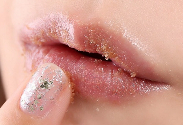 Tẩy da chết cho môi: Bí quyết trẻ hoá môi hiệu quả