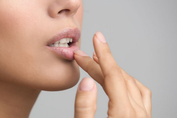 Xóa xăm môi tại nhà như thế nào? Cách nào hiệu quả nhất?