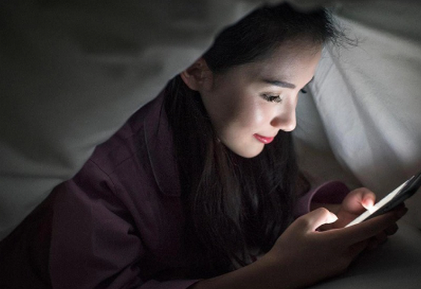 Hỏi đáp: Bôi retinol có cần tắt đèn điện không?