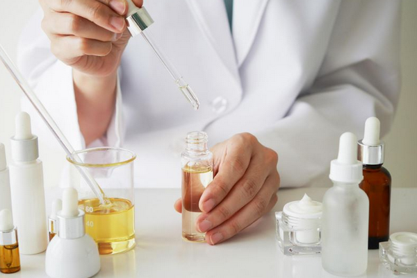 Retinol trị mụn được không? Cách dùng hiệu quả