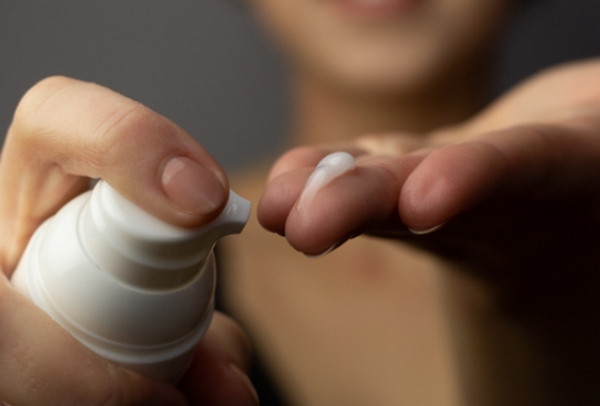 Retinol trị mụn được không? Cách dùng hiệu quả