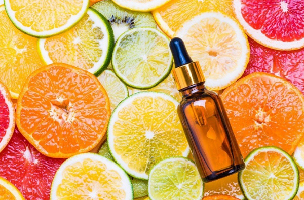 Hỏi đáp: Serum Vitamin C đổi màu do đâu, có dùng được nữa không?