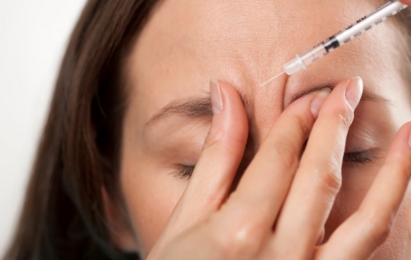 Điều trị nếp nhăn gian mày với botox và những vấn đề liên quan