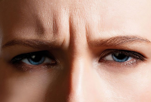 Nếp nhăn giữa chân mày là gì? Cách xoá nhăn hiệu quả