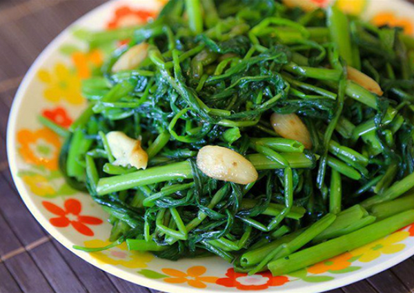 Xoá xăm ăn rau muống được không? Kiêng bao lâu?