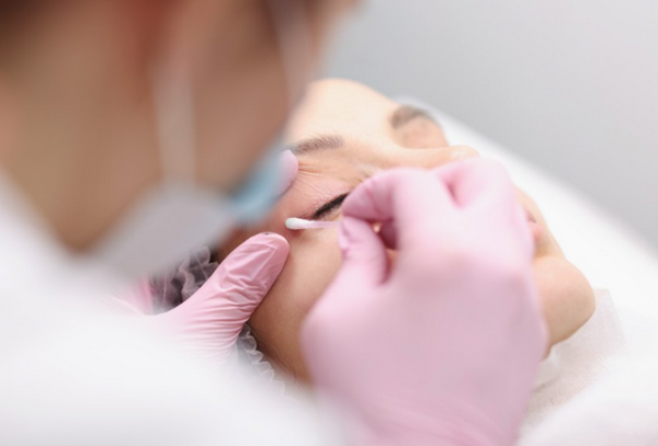 Xoá xăm mí mắt có đau không? Làm bao nhiêu lần hiệu quả