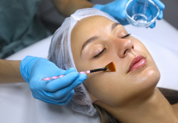 Peel da có được rửa mặt không? Bác sĩ chia sẻ