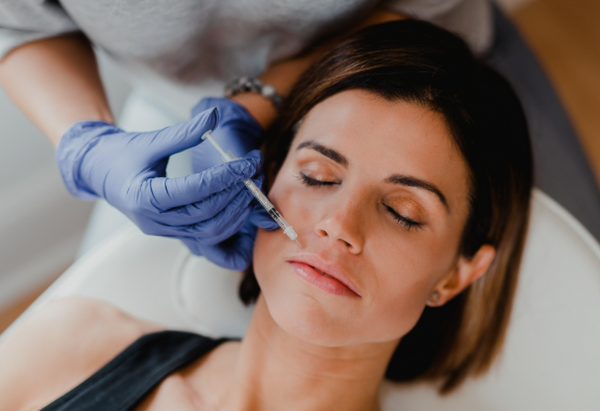 Phụ nữ đến tháng có tiêm botox được không?