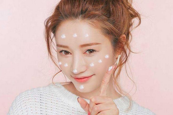 Có cần bôi kem chống nắng khi ngồi văn phòng không? Sự thật ít ai biết