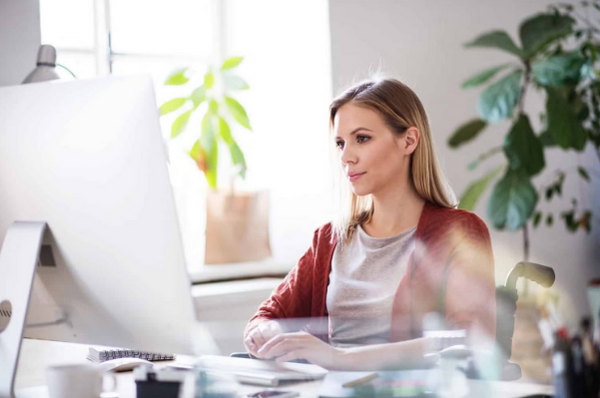 Có cần bôi kem chống nắng khi ngồi văn phòng không? Sự thật ít ai biết