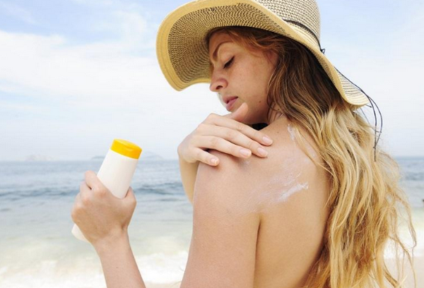 Kem chống nắng cho da nhạy cảm: Nên chọn vật lý hay hóa học để KHÔNG kích ứng?
