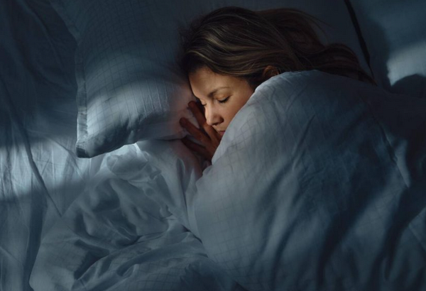 Thức khuya có gây mụn không? Nguyên nhân & cách cải thiện hiệu quả