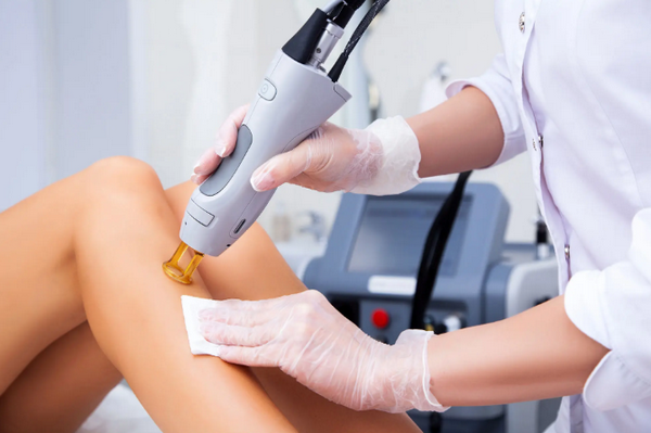 Triệt lông Diode laser và IPL cái nào tốt hơn? So sánh chi tiết từ A–Z