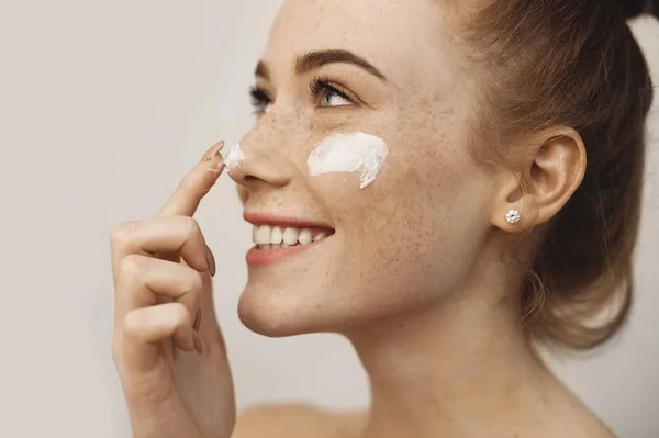Hydroquinone là gì? Công dụng, cách dùng và lưu ý an toàn từ bác sĩ