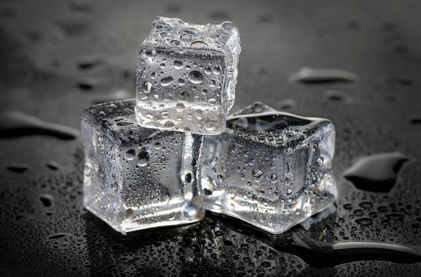 Có nên dùng đá lạnh trực tiếp lên da? Cách chườm lạnh an toàn và hiệu quả