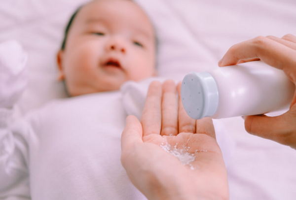 Phấn rôm là gì? Có an toàn không? Cách sử dụng phấn rôm