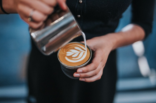 Uống sữa có nổi mụn không? Cơ chế và cách kiểm soát