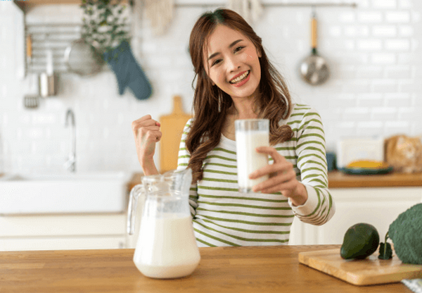 Uống sữa có nổi mụn không? Cơ chế và cách kiểm soát