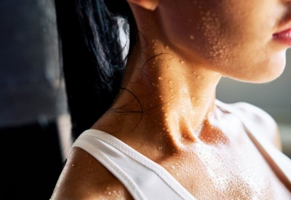 Vì sao mùa hè dễ nổi mụn hơn?