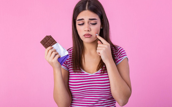 Vì sao ăn đường nổi mụn? Phân tích từ chuyên gia