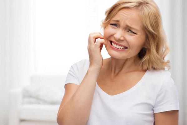Da mặt nổi mẩn đỏ và ngứa là bị làm sao? Có nguy hiểm không