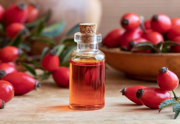 Tinh dầu dưỡng da có tốt không? Công dụng, cách dùng và lưu ý
