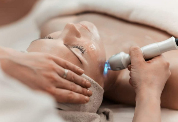 Điều trị lỗ chân lông to tại phòng khám: Phương pháp nào phù hợp với bạn?