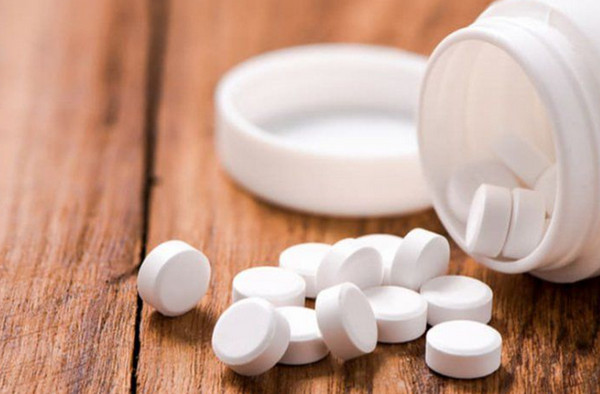Isotretinoin nên uống buổi sáng hay tối? Trước hay sau ăn?
