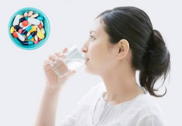 Isotretinoin nên uống buổi sáng hay tối? Trước hay sau ăn?