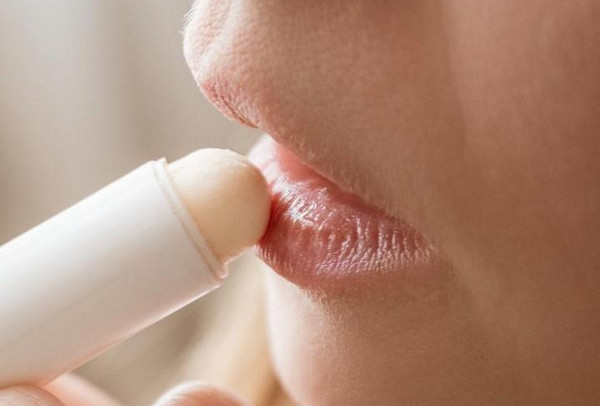 Uống iso bị khô môi là bình thường hay bất thường? Các chăm sóc
